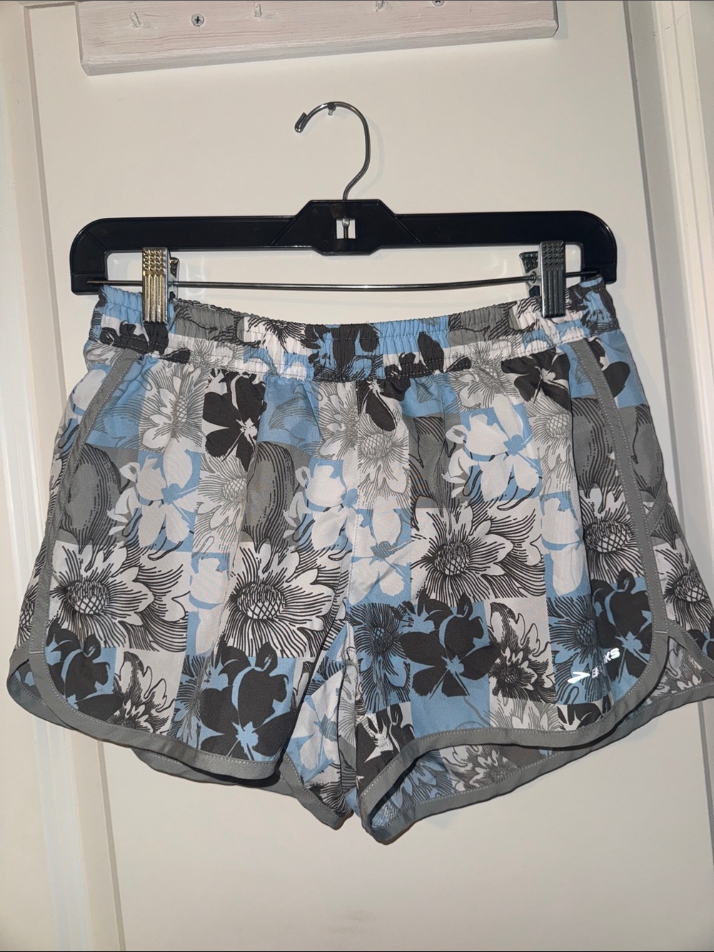 Brooks light blue and gray floral Hawaiian‎ flower active running short small